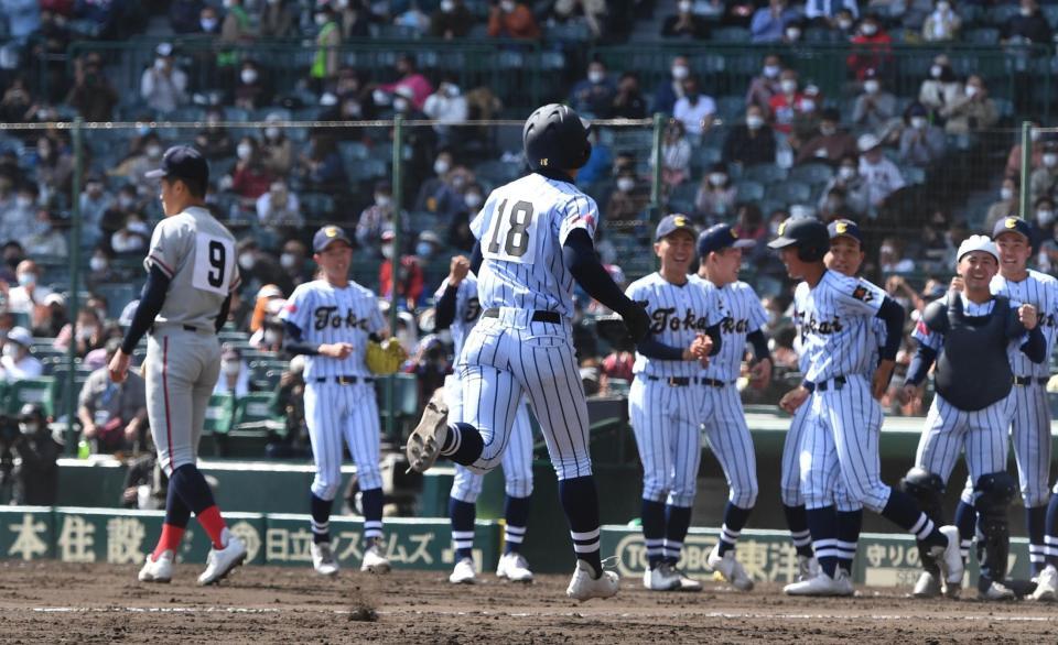 ９回裏東海大菅生、２死満塁、右越えにサヨナラ２点二塁打を放った代打・多井＝甲子園（撮影・佐々木彰尚）