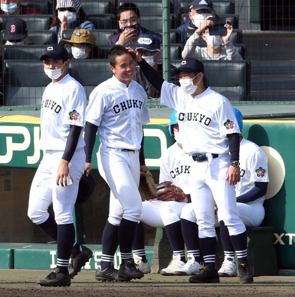 　５回のピンチを抑え、ベンチに戻った中京大中京・畔柳（中央）は高橋監督（右）に頭をなでられる（撮影・山口登）