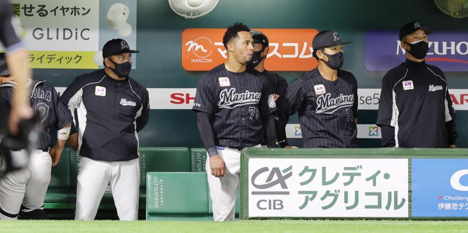 　ソフトバンクにサヨナラ負けし、ぼう然とする井口監督（左端）らロッテナイン