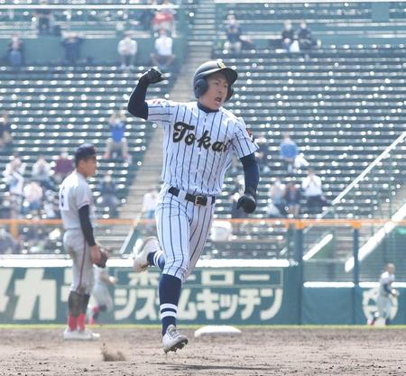 　９回、サヨナラとなる二塁打を放ち、こぶしを握る東海大菅生の代打・多井