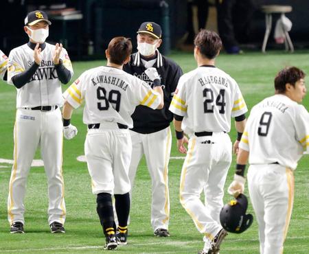 　逆転サヨナラ２点打の川島（99）らナインを迎えるソフトバンク・工藤監督（中央）＝ペイペイドーム