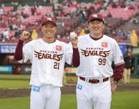 　石井監督に初勝利を祝福される早川（撮影・金田祐二）