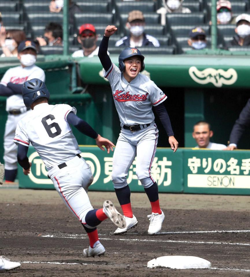 　５回、三塁コーチャーの京都国際・山口主将は大きなジェスチャーで走者に指示を出す