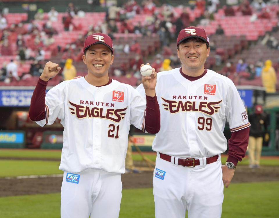 　石井監督に初勝利を祝福される早川（撮影・金田祐二）