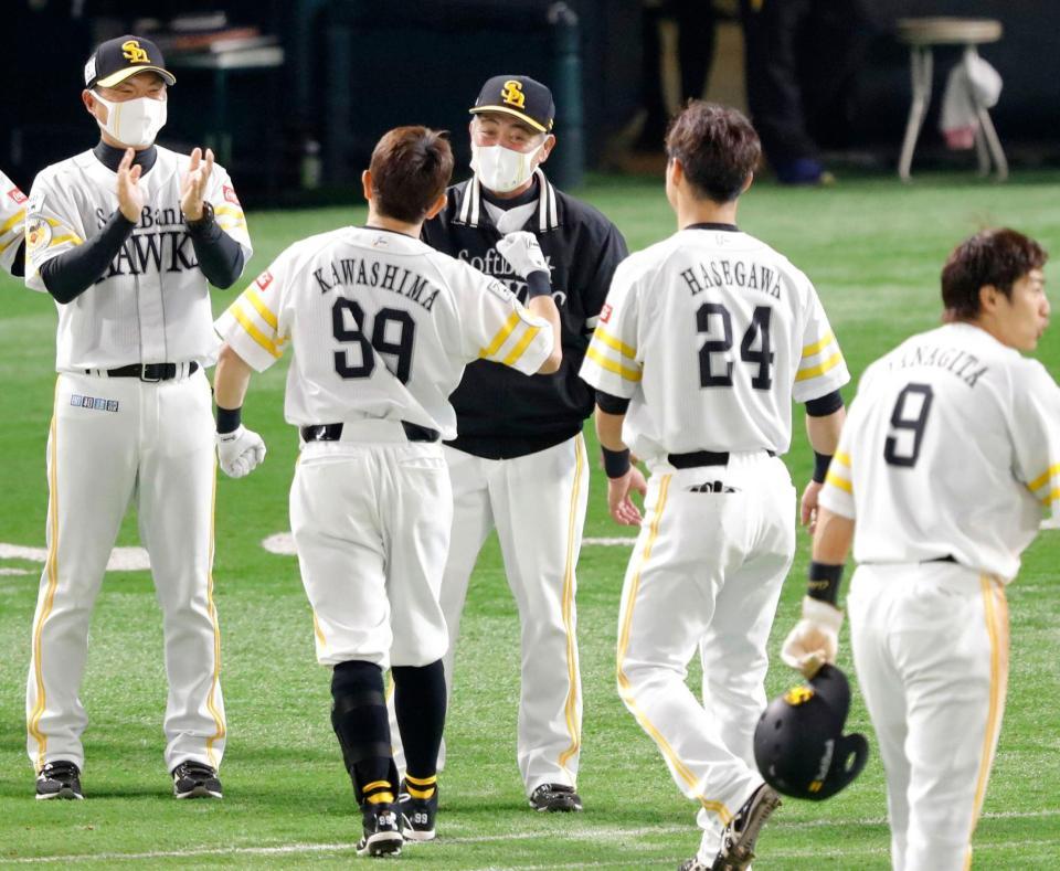 　逆転サヨナラ２点打の川島（99）らナインを迎えるソフトバンク・工藤監督（中央）＝ペイペイドーム