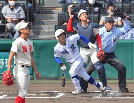 　１回、明豊の幸修也（中央）が左越えに先頭打者本塁打を放つ（撮影・吉澤敬太）