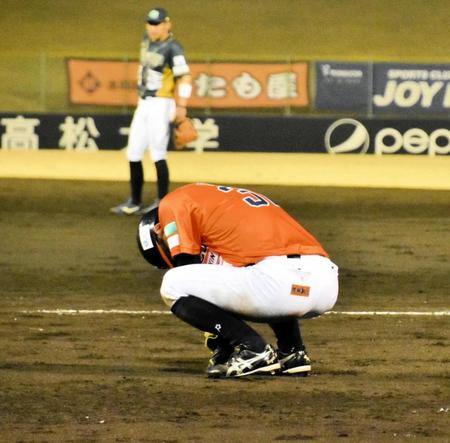 　27日の開幕戦の９回、右肩を痛めてうずくまる四国ＩＬｐ愛媛の伊藤隼太外野手兼任コーチ