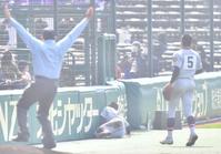 　５回、仙台育英の左翼手・遠藤太胡が壁に激突し負傷交代する（撮影・吉澤敬太）