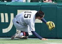 　５回、仙台育英・遠藤は左足を負傷（撮影・佐々木彰尚）