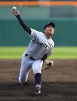 東海大菅生打線相手に力投する中京大中京・畔柳＝甲子園（撮影・佐々木彰尚）