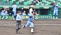 ２回東海大相模１死二塁、父の門馬敬治監督（右上）の前で左越えに２ランを放ち、ほえる門馬功＝甲子園球場（撮影・吉澤敬太）