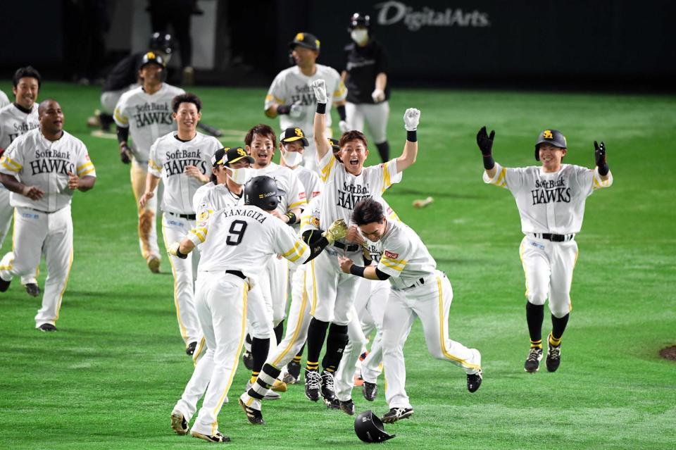 　代打の川島（中央）はサヨナラ２点適時打を放ち手荒い祝福を受ける