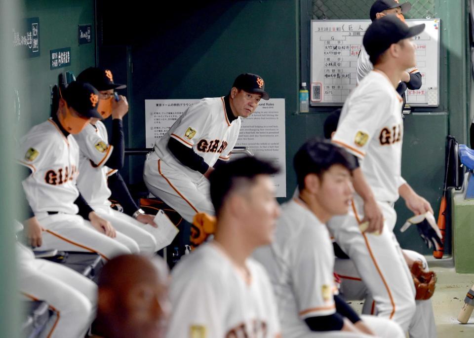 　平良の前に沈黙する巨人ベンチ。奥は原監督（撮影・佐藤厚）