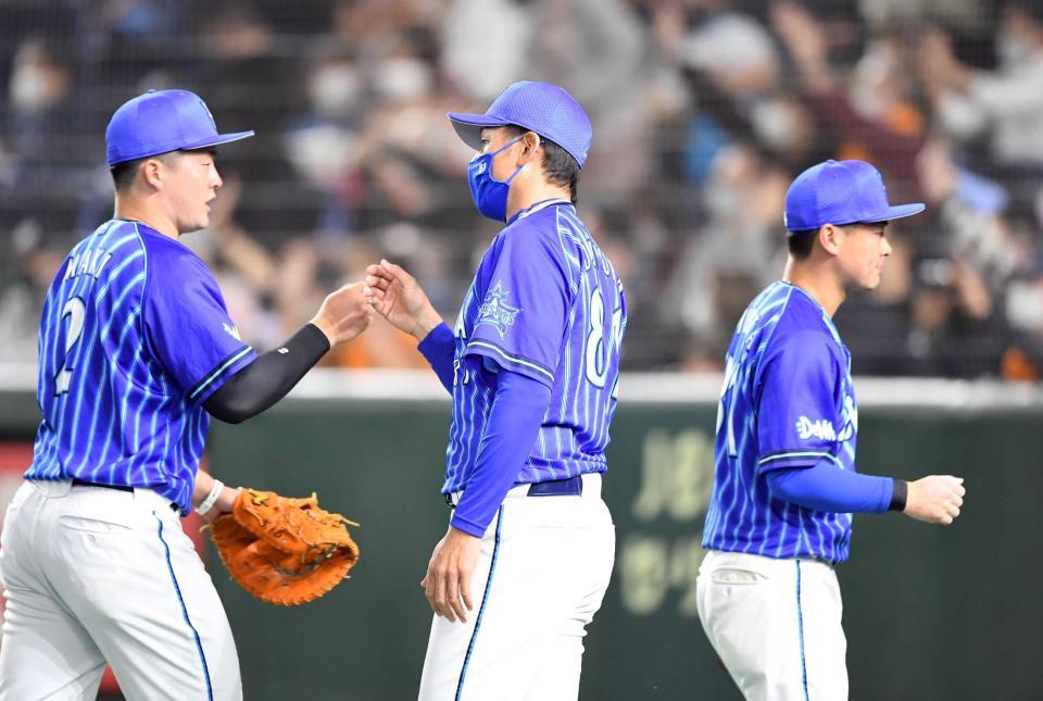 　引き分けに終わったものの、先制打の牧をねぎらう三浦監督