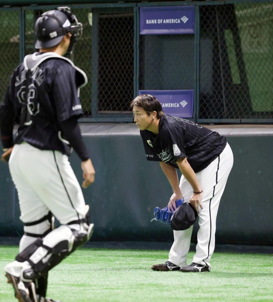 　９回、益田はサヨナラ打を浴びひざに手をつく