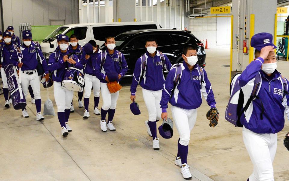 　９日目が雨天順延となり、練習を終え甲子園球場を後にする天理の選手たち（代表撮影）