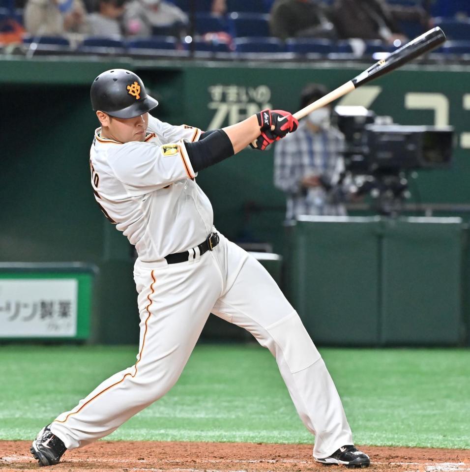 　７回、岡本和が右前打を放つ