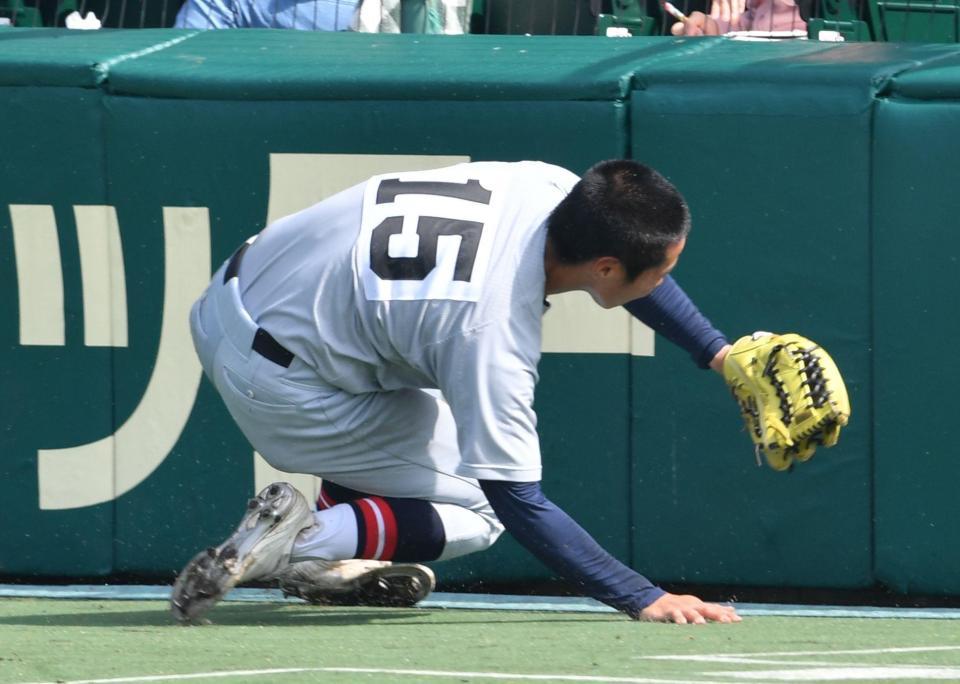 　５回、仙台育英・遠藤は左足を負傷（撮影・佐々木彰尚）