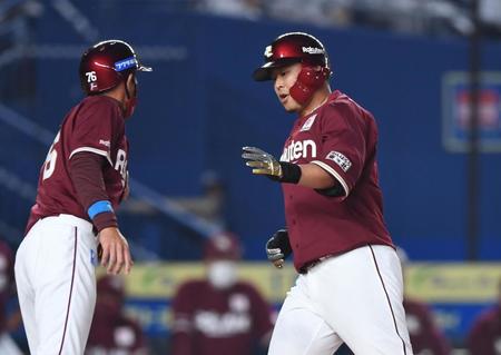 　２回、先制の左越えソロを放った浅村（右）＝撮影・開出牧