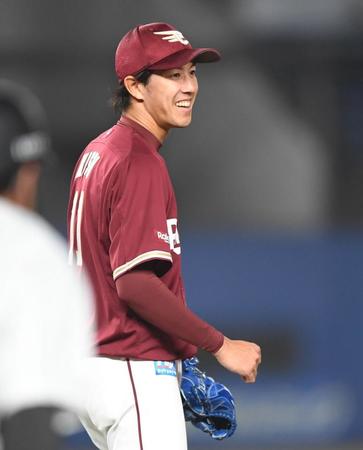 ９回、角中を一ゴロに打ち取り完封勝利を挙げ会心の笑みを浮かべる岸（撮影・開出牧）