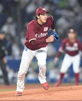 　９回、ベースカバーに走る岸（撮影・開出牧）