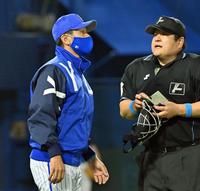 　８回、投手交代を告げる三浦監督