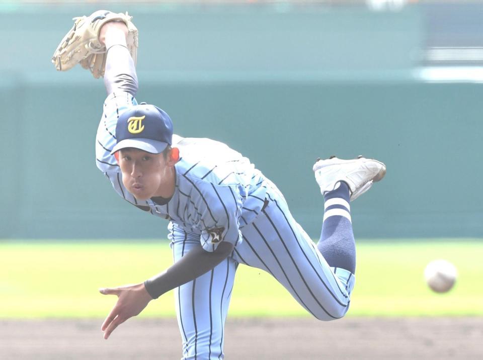 　力投する東海大相模・石田＝甲子園