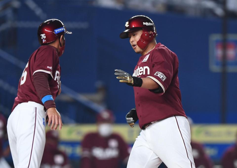 　２回、先制の左越えソロを放った浅村（右）＝撮影・開出牧