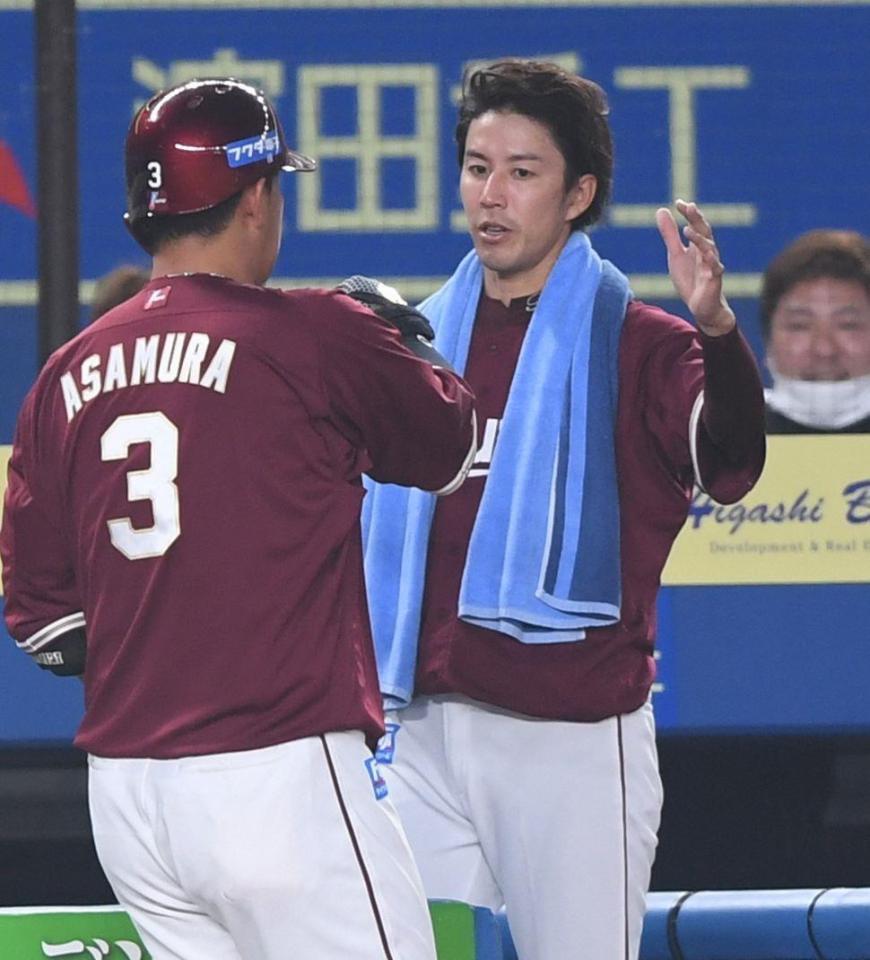 　２回、先制の左越えソロを放った浅村（左）とタッチを交わす岸（撮影・開出牧）