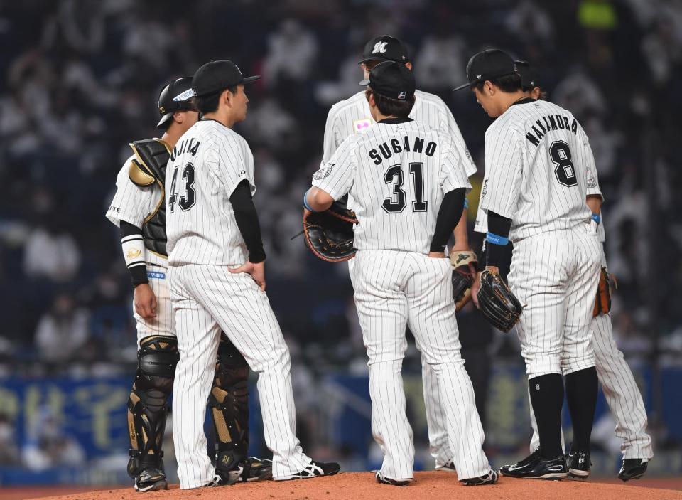 　６回、辰己に左越え二塁打を打たれ、ピンチを迎えた小島（左手前）の元に集まるロッテナイン（撮影・開出牧）