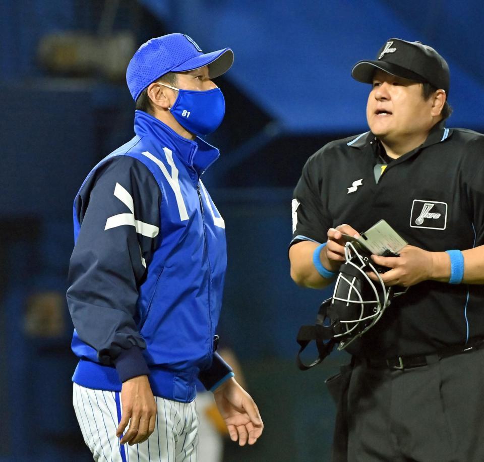 　８回、投手交代を告げる三浦監督