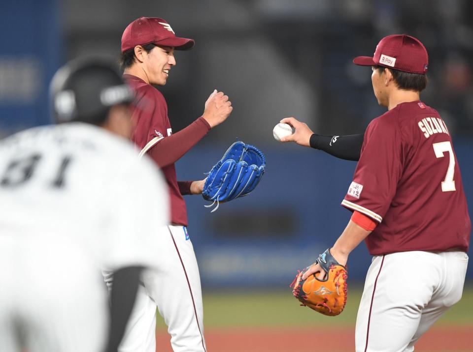 　９回、角中を一ゴロに打ち取り完封勝利を挙げ、鈴木大（右）からウイニングボールを受け取る岸（撮影・開出牧）