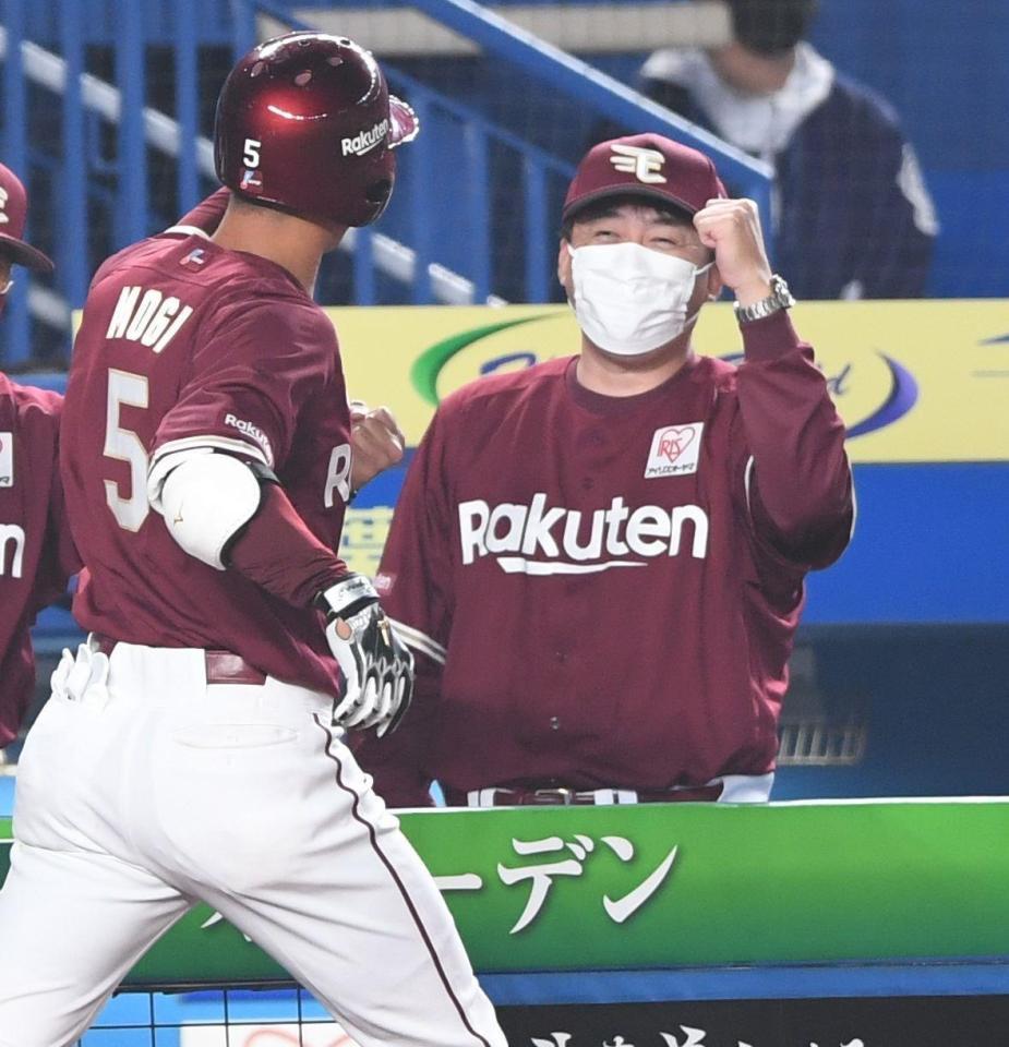 　６回、右越え３ランを放った茂木（左手前）を笑顔で迎える石井監督（撮影・開出牧）