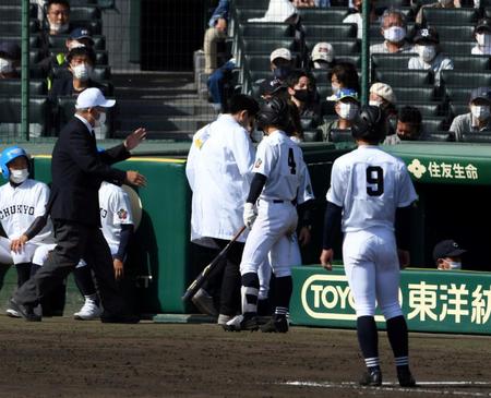 ６回、白衣を着た大会関係者が中京大中京ベンチに入る（撮影・山口登）