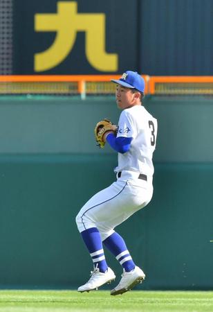 ９回、背番号３のユニホームを借りてプレーする明豊・山本晃也（撮影・吉澤敬太）