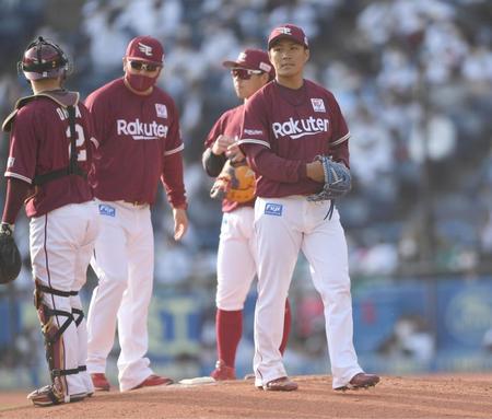 　７回、菅野に適時打を打たれ降板した則本昂（右手前）＝撮影・開出牧