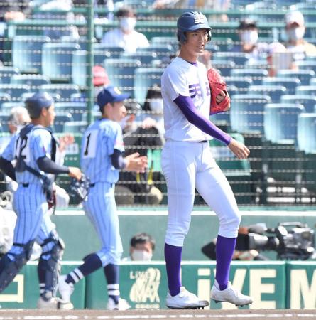 試合前練習をする天理・達孝太。背番号１は東海大相模・石田隼都（撮影・吉澤敬太）