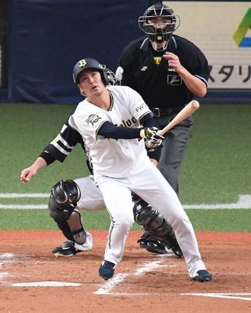 １回、オリックス・大城が走者一掃の中越え適時二塁打を放つ