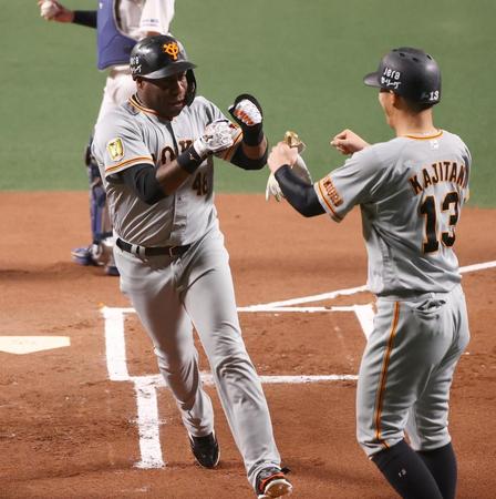 １回、先制２ランを放ち、梶谷（右）と喜ぶ巨人・ウィーラー＝バンテリンドームナゴヤ