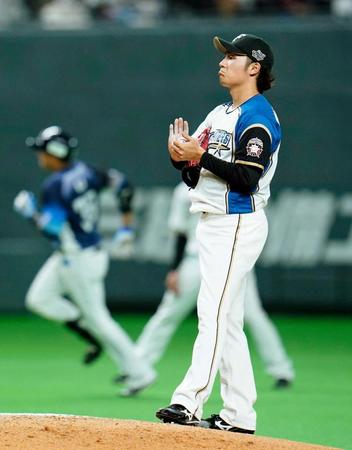 ５回、西武・呉念庭（左）に先制ソロを浴びた日本ハム・伊藤＝札幌ドーム