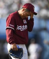 ７回、菅野に左越え適時二塁打を打たれ降板した則本昂（撮影・開出牧）