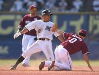 ４回、二盗に成功した荻野（左）。遊撃手は小深田（撮影・開出牧）