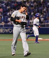 １回裏を終えて、ベンチに戻る巨人先発の井納＝バンテリンドームナゴヤ