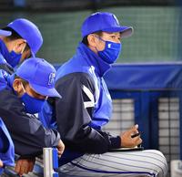 ８回、メモを取るＤｅＮＡ・三浦監督＝横浜スタジアム（撮影・高石航平）