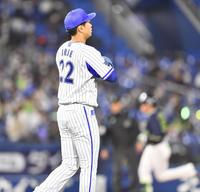 ５回、ヤクルト・村上に２ランを許したＤｅＮＡ・入江＝横浜スタジアム（撮影・高石航平）