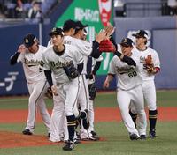 今季の本拠地初勝利を挙げて、ハイタッチで祝うオリックスナイン