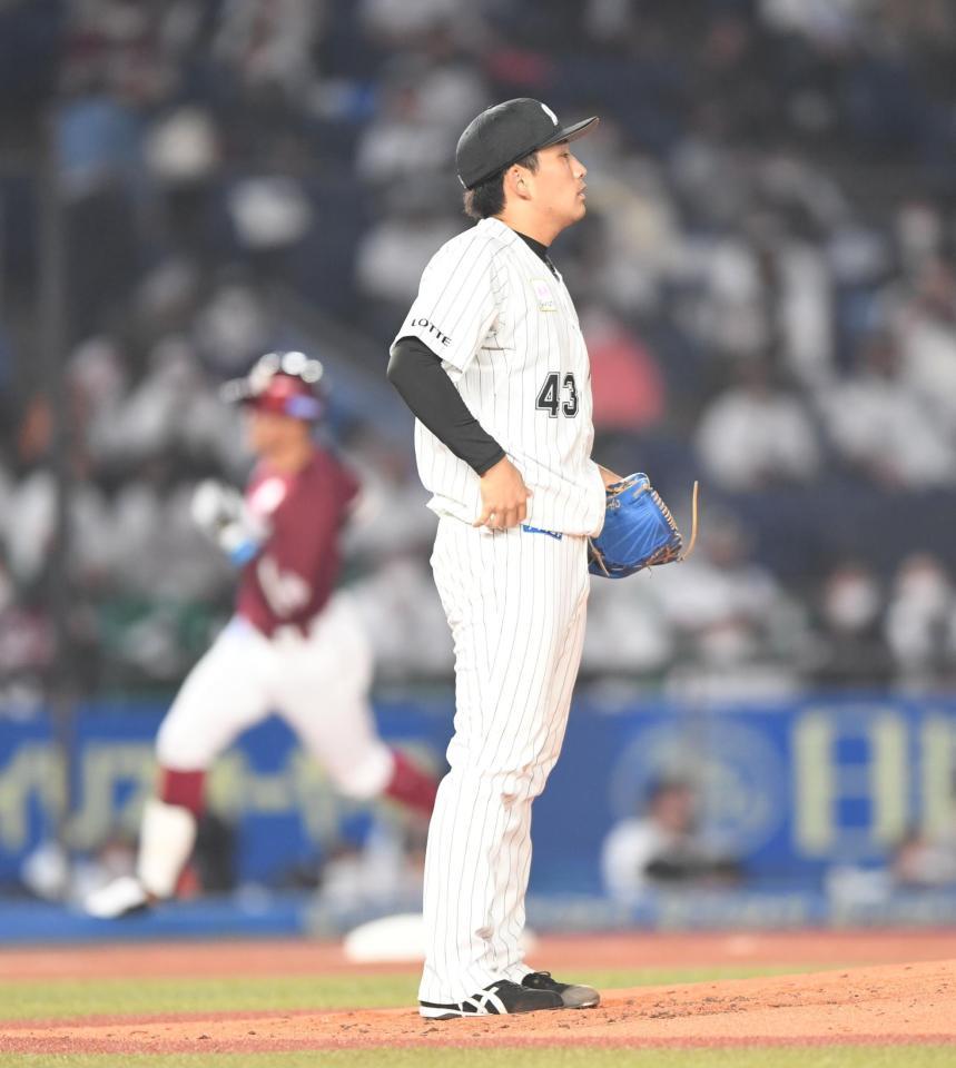 　６回、茂木（後方）に右越え３ランを打たれたロッテ・小島