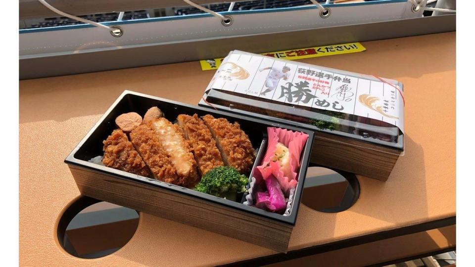 ロッテ・荻野　「勝（カツ）飯！！」販売開始（球団提供）
