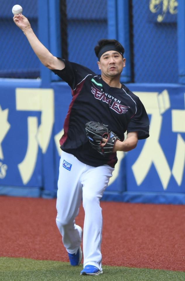 　試合前の練習で外野でキャッチボールを行う田中将（撮影・開出牧）