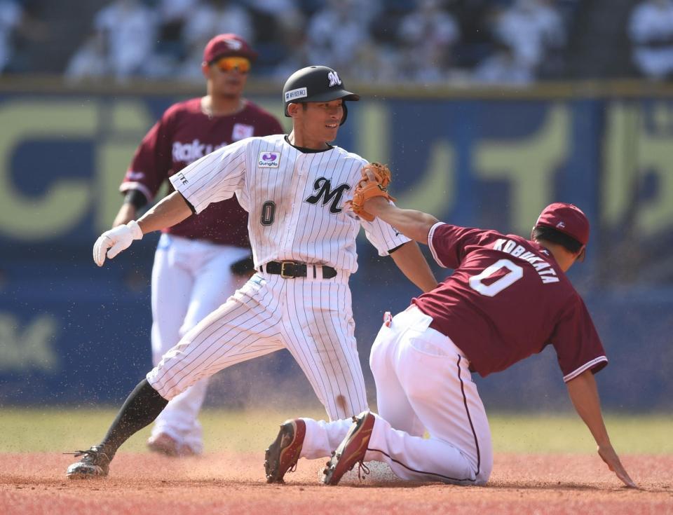 ４回、二盗に成功した荻野（左）。遊撃手は小深田（撮影・開出牧）